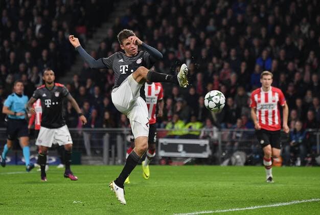 Bilder des Tages - SPORT 01.11.2016, xjhx, Fussball Champions League, PSV Eindhoven - FC Bayern Muenchen, emspor, v.l. Thomas Mueller (FC Bayern Muenchen) vergibt Eindhoven