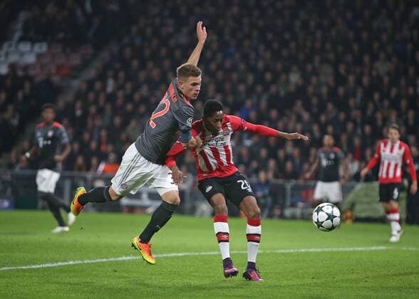 01.11.2016, Fussball Champions-League 2016 2017, Vorrunde 4.Spieltag, PSV Eindhoven - FC Bayern München, im Philips-Stadion Eindhoven (Holland). v.l. Joshua Kimmich (Bayern München) gegen Joshua Brenet (PSV Eindhoven) 