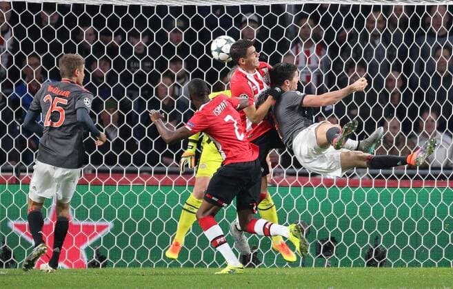 01.11.2016, Fussball UEFA Champions League 2016 17, Vorrunde, 4. Spieltag, PSV Eindhoven - FC Bayern Muenchen, obert Lewandowski (Bayern Muenchen), re., wird von Hector Moreno (PSV Eindhoven) gehalten, es gibt aber keinen Elfmeter