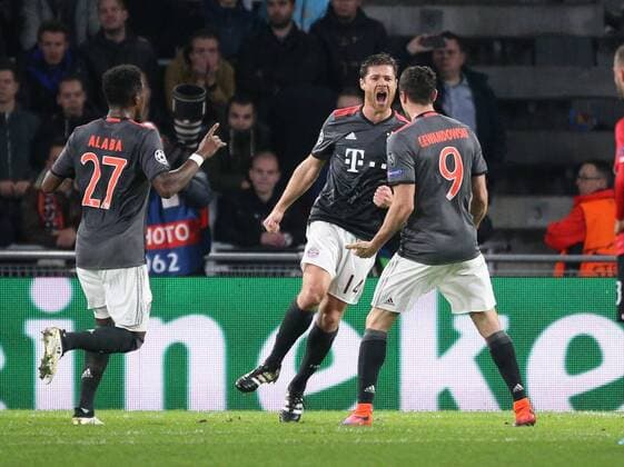01.11.2016, Fussball UEFA Champions League 2016 17, Vorrunde, 4. Spieltag, PSV Eindhoven - FC Bayern Muenchen, ubel (v.re.,) Robert Lewandowski (Bayern Muenchen), Xabi Alonso (Bayern Muenchen), David Alaba (Bayern Muenchen)