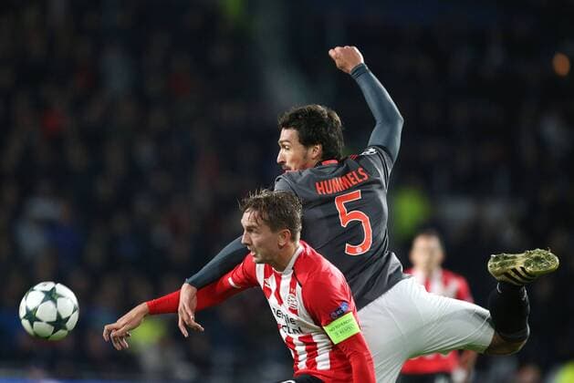 01.11.2016, Fussball UEFA Champions League 2016 17, Vorrunde, 4. Spieltag, PSV Eindhoven - FC Bayern Muenchen, ats Hummels (FC Bayern Muenchen), re., gegen Luuk de Jong (PSV Eindhoven)