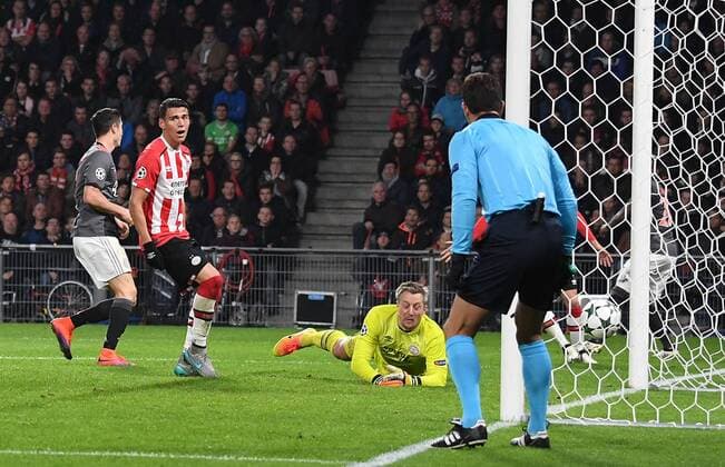 01.11.2016, xjhx, Fussball Champions League, PSV Eindhoven - FC Bayern Muenchen, emspor, v.l. Robert Lewandowski (FC Bayern Muenchen), Remko Pasveer (PSV Eindhoven) Goal scored, Tor zum 1:2 Eindhoven