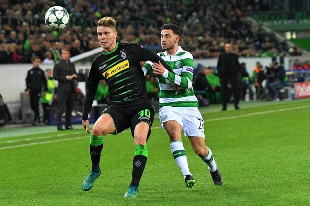GER, Borussia Mönchengladbach (GER) vs. Celtic Glasgow (SCO) 01.11.2016, Borussia Park , Moenchengladbach , CL, Gruppe C, 4. Spieltag, GER, Borussia Mönchengladbach (GER) vs. Celtic Glasgow (SCO) im Bild: Nico Elvedi (Gladbach 30), gegen PATRICK ROBERTS (Glasgow 27), Foto © nordphoto Meuter nordphotox xMeuter