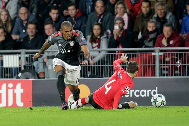 Douglas Costa (FC Bayern Muenchen 11) Santiago Arias ( PSV Eindhoven 4), PSV Eindhoven vs. FC Bayern Muenchen, UEFA Champions League, Fussball, 01.11.2016, Eindhoven Copyright: xLangerx xEibner-Pressefotox EP_HLR