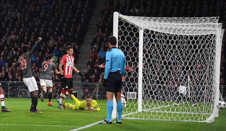 01.11.2016, xjhx, Fussball Champions League, PSV Eindhoven - FC Bayern Muenchen, emspor, v.l. Robert Lewandowski (FC Bayern Muenchen), Remko Pasveer (PSV Eindhoven) Goal scored, Tor zum 1:2 Eindhoven