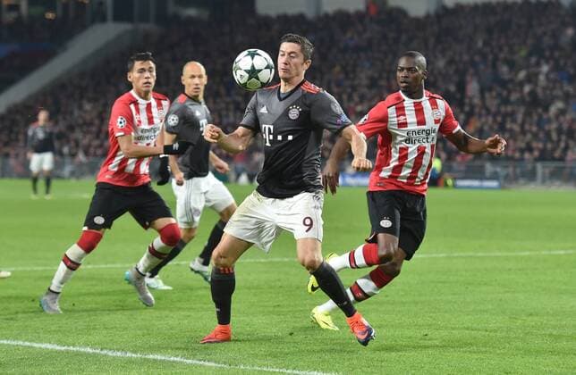 01.11.2016, Fussball UEFA Champions League 2016 17, Vorrunde, 4. Spieltag, PSV Eindhoven - FC Bayern Muenchen, obert Lewandowski (Bayern Muenchen) in Aktion, rechts Nicolas Isimat Mirin (PSV Eindhoven)
