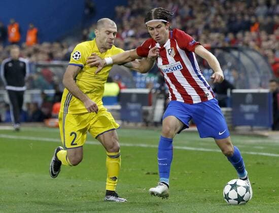 Atletico de Madrid s Brazilian defense Filipe Luis (R) fights for the ball with Rostov s Belorussian midfielder Timofei Kalachev during the UEFA Champions League 4th round groups phase match that Atletico de Madrid and Rostov played at Vicente Calderon stadium in Madrid, Spain, 01 November 2016. ATLETICO MADRID VS. ROSTOV !ACHTUNG: NUR REDAKTIONELLE NUTZUNG!  MAD001 20161101-636136354890852159