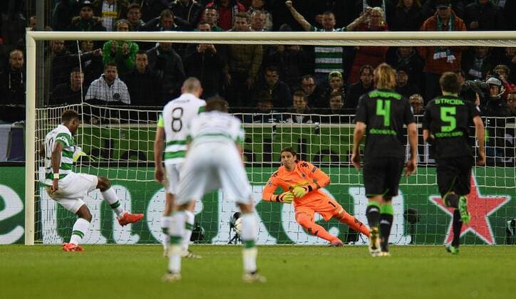 01.11.2016, xmhx, Fussball Champions League, Borussia Moenchengladbach - Celtic Glasgow, emspor, v.l. Moussa Dembele (Celtic Glasgow) erzielt ein Tor, Goal scored zum 1:1, Elfmeter, Yann Sommer (Borussia Moenchengladbach) Moenchengladbach