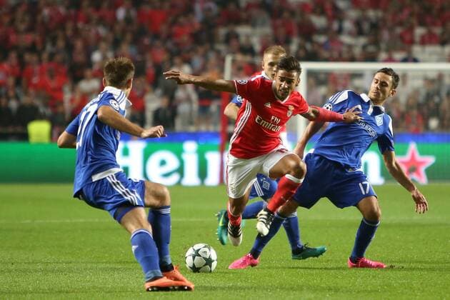 November 1, 2016 - Lisbon, Portugal - Benfica s midfielder Eduardo Salvio fights for the ball with Dynamo Kyivs midfielder Serhiy Rybalka during the UEFA Champions League group B football match SL Benfica vs Dynamo Kyiv in Lisbon, Portugal on November 1, 2016. SL Benfica v FC Dynamo Kyiv - UEFA Champions League  - ZUMAn230 20161101_zaa_n230_146