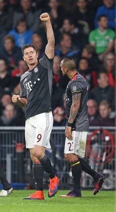 01.11.2016, Fussball Champions-League 2016 2017, Vorrunde 4.Spieltag, PSV Eindhoven - FC Bayern München, im Philips-Stadion Eindhoven (Holland). Jubel Torschütze Robert Lewandowski (Bayern München) zum Tor zum 1:2 