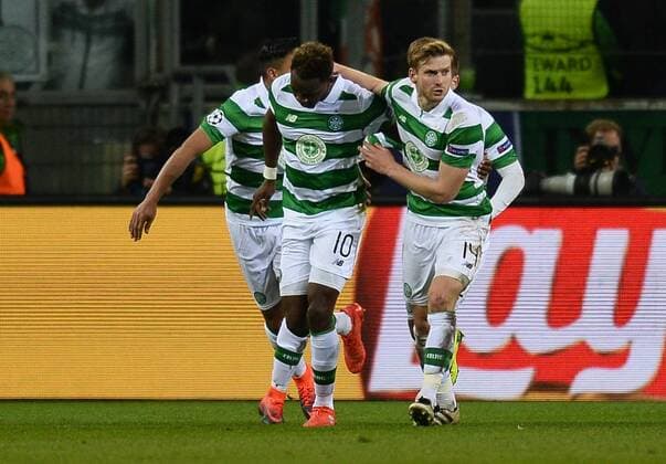 01.11.2016, xmhx, Fussball Champions League, Borussia Moenchengladbach - Celtic Glasgow, emspor, v.l. Moussa Dembele (Celtic Glasgow) erzielt ein Tor, Goal scored zum 1:1, Elfmeter, Moussa Dembele (Celtic Glasgow), Stuart Armstrong (Celtic Glasgow) Moenchengladbach