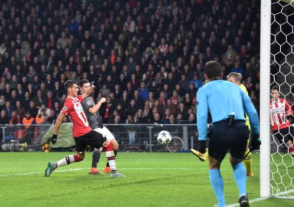01.11.2016, Fussball UEFA Champions League 2016 17, Vorrunde, 4. Spieltag, PSV Eindhoven - FC Bayern Muenchen, obert Lewandowski (Bayern Muenchen), 2. v.li., erzielt das Tor zum 1:2