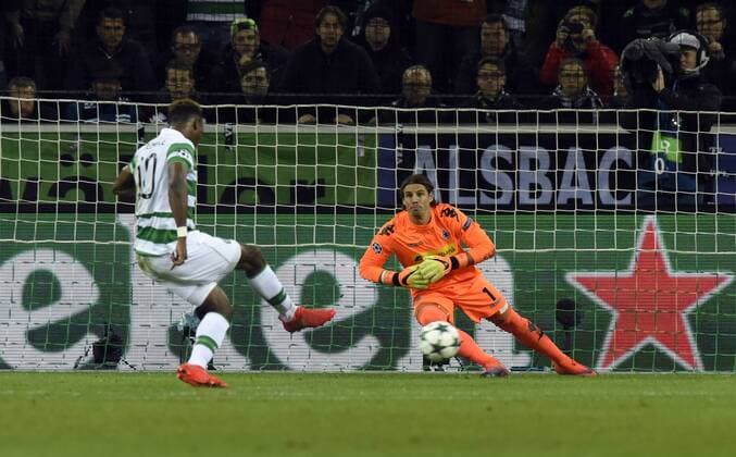 Bilder des Tages - SPORT Championsleague: Borussia Mönchengladbach - Celtic Glasgow 01.11.2016. Moussa Dembele (Celtic 10) verwandelt Elfmeter zum 1:1 Ausgleich gegen Tw. Yann Sommer (BMG). HM