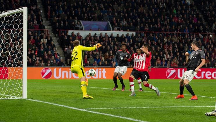 Eindhoven, Netherlands 01.11.2016, UEFA Champions League - 2016 17 Season, Group D - Matchday 4, PSV Eindhoven - FC Bayern Muenchen, TOR zum 1:2 durch Robert Lewandowski (FCB) ( DeFodi001