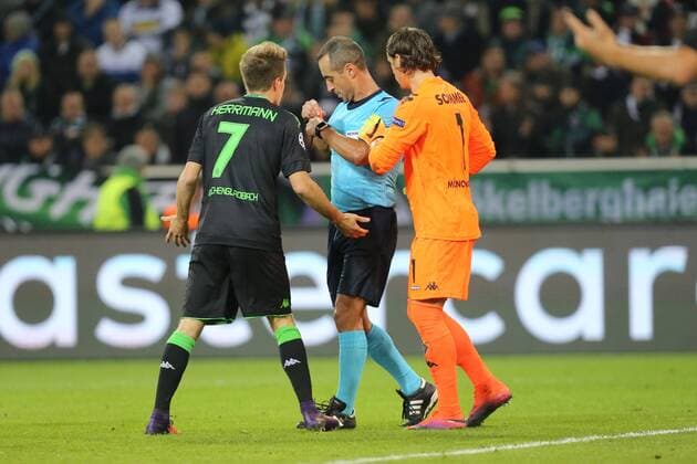Patrick Herrmann ( 7, Borussia Moenchengladbach) und Yann Sommer ( 1, Torwart, Borussia Moenchengladbach) reklamieren nach der roten Karte von Manuel De Sousa (Schiedsrichter, Referee) an Julian Korb ( 27, Borussia Moenchengladbach) (nicht im Bild), Borussia Moenchengladbach vs Celtic Glasgow, UEFA Champions League, 01.11.2016, Moenchengladbach Copyright: xDeutzmann Eibner-Pressefotox EP_CDN