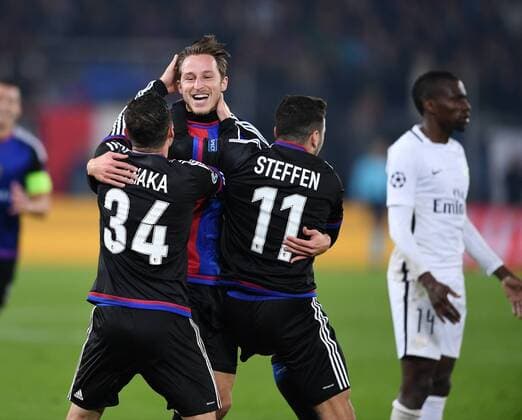 FUSSBALL CHAMPIONS LEAGUE SAISON 2016 2017 GRUPPENPHASE FC Basel - Paris Saint-Germain 01.11.2016 JUBEL FC Basel; Taulant Xhaka umarmt Torschuetze zum 1-1 Ausgleich Luca Zuffi und Renato Steffen (v.li.) 