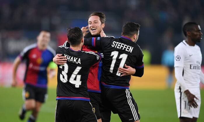 FUSSBALL CHAMPIONS LEAGUE SAISON 2016 2017 GRUPPENPHASE FC Basel - Paris Saint-Germain 01.11.2016 JUBEL FC Basel; Taulant Xhaka umarmt Torschuetze zum 1-1 Ausgleich Luca Zuffi und Renato Steffen (v.li.) 