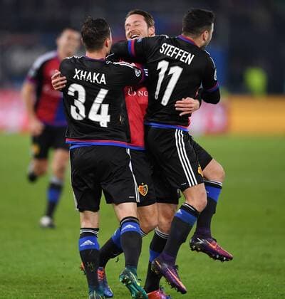 FUSSBALL CHAMPIONS LEAGUE SAISON 2016 2017 GRUPPENPHASE FC Basel - Paris Saint-Germain 01.11.2016 JUBEL FC Basel; Taulant Xhaka umarmt Torschuetze zum 1-1 Ausgleich Luca Zuffi und Renato Steffen (v.li.) 