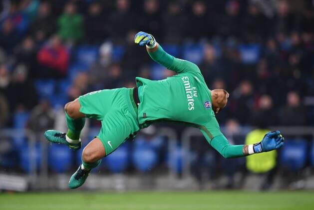 FUSSBALL CHAMPIONS LEAGUE SAISON 2016 2017 GRUPPENPHASE FC Basel - Paris Saint-Germain 01.11.2016 Torwart Torwart Alphonse Areola (Paris Saint-Germain) im Flug beim Gegentor zum 1-1 Ausgleich 