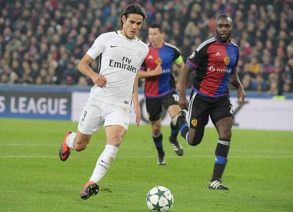 01.11.2016 Basel,Schweiz Stadion St.Jakob Park Fussball Champions League 4 Spieltag FC Basel - Paris Saint-Germain Bild zeigt Edinson Cavani (PSG) gegen Eder Balanta (FC Basel) Aktion Zweikampf 