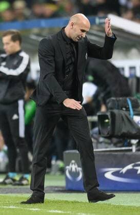 01.11.2016, xmhx, Fussball Champions League, Borussia Moenchengladbach - Celtic Glasgow, emspor, v.l. Andre Schubert (Trainer Borussia Moenchengladbach) aergert sich, gestikuliert nach Spielende Moenchengladbach