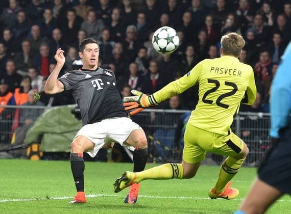 01.11.2016, Fussball UEFA Champions League 2016 17, Vorrunde, 4. Spieltag, PSV Eindhoven - FC Bayern Muenchen, obert Lewandowski (Bayern Muenchen), li., gegen Torwart Remko Pasveer (PSV Eindhoven)