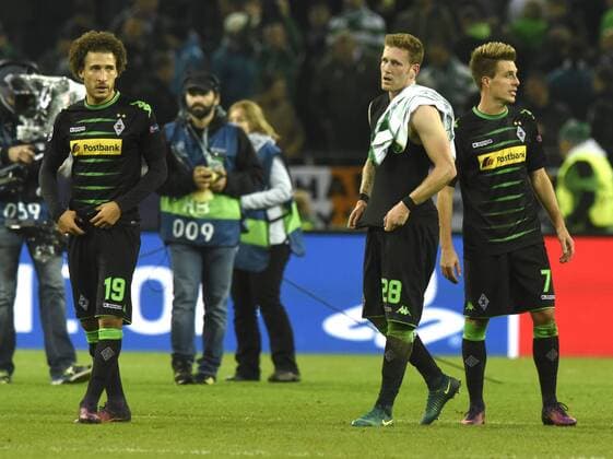 Championsleague: Borussia Mönchengladbach - Celtic Glasgow 01.11.2016. Enttäuschte Gladbacher nach dem Schlußpfiff. V.l: Fabian Johnson, Andre Hahn und Patrick Herrmann. HM