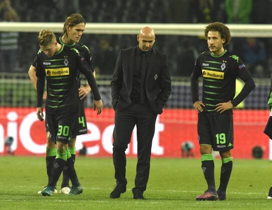 Championsleague: Borussia Mönchengladbach - Celtic Glasgow 01.11.2016. Enttäuschte Gladbacher nach dem Schlußpfiff. V.l: Nico Elvedi (vorne), dahinter Jannik Vestergaard, Mitte: Trainer Andre Schubert. Re: Fabian Johnson. HM