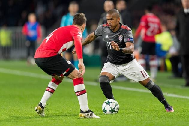 Eindhoven, Netherlands 01.11.2016, UEFA Champions League - 2016 17 Season, Group D - Matchday 4, PSV Eindhoven - FC Bayern Muenchen, Santiago Arias (PSV) gegen Douglas Costa (FCB) ( DeFodi001