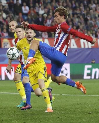 Atletico de Madrid s French striker Antoine Griezmann (R) in action during the UEFA Champions League 4th round groups phase match that Atletico de Madrid and Rostov played at Vicente Calderon stadium in Madrid, Spain, 01 November 2016. ATLETICO MADRID VS. ROSTOV !ACHTUNG: NUR REDAKTIONELLE NUTZUNG!  MAD001 20161101-636136373816748870
