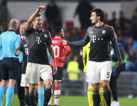 01.11.2016, Fussball UEFA Champions League 2016 17, Vorrunde, 4. Spieltag, PSV Eindhoven - FC Bayern Muenchen, ubel (v.re.) Mats Hummels (FC Bayern Muenchen), Robert Lewandowski (Bayern Muenchen)
