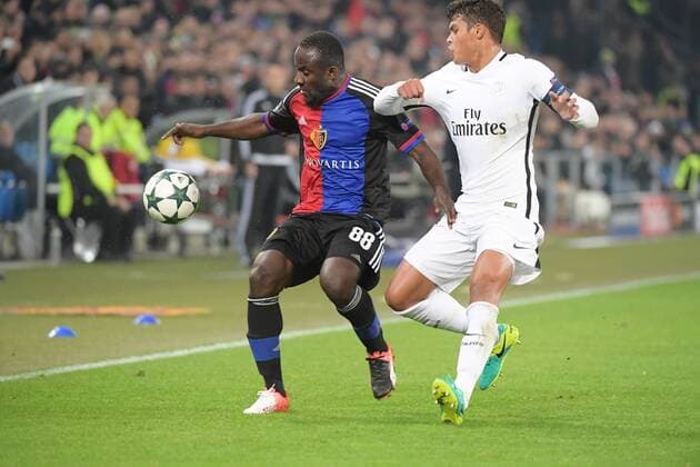 01.11.2016 Basel,Schweiz Stadion St.Jakob Park Fussball Champions League 4 Spieltag FC Basel - Paris Saint-Germain Bild zeigt Seydou Doumbia (FC Basel) gegen Thiago Silva (PSG) Aktion 