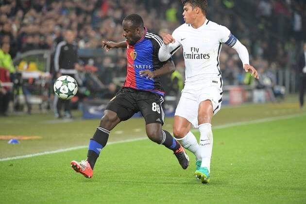 01.11.2016 Basel,Schweiz Stadion St.Jakob Park Fussball Champions League 4 Spieltag FC Basel - Paris Saint-Germain Bild zeigt Seydou Doumbia (FC Basel) gegen Thiago Silva (PSG) Aktion 
