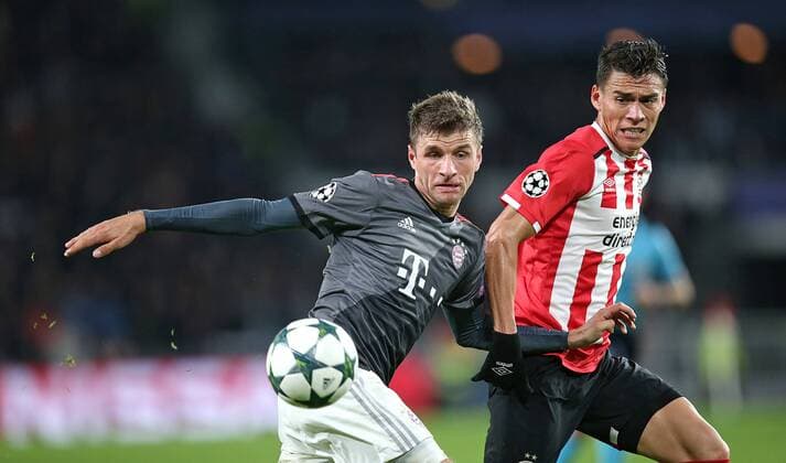 01.11.2016, Fussball Champions-League 2016 2017, Vorrunde 4.Spieltag, PSV Eindhoven - FC Bayern München, im Philips-Stadion Eindhoven (Holland). v.l. Thomas Müller (Bayern München) gegen Hector Moreno (PSV Eindhoven) 