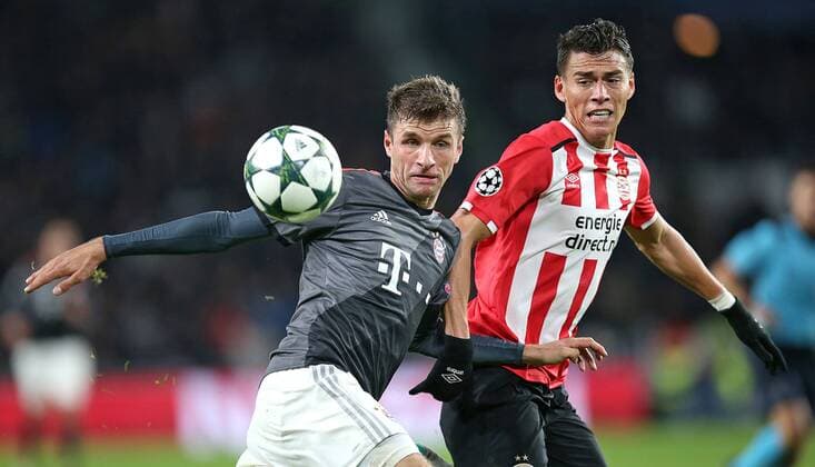 01.11.2016, Fussball Champions-League 2016 2017, Vorrunde 4.Spieltag, PSV Eindhoven - FC Bayern München, im Philips-Stadion Eindhoven (Holland). v.l. Thomas Müller (Bayern München) gegen Hector Moreno (PSV Eindhoven) 