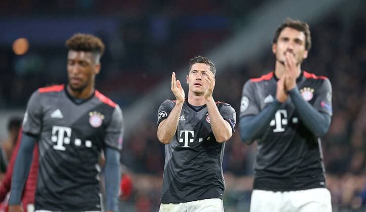 01.11.2016, Fussball Champions-League 2016 2017, Vorrunde 4.Spieltag, PSV Eindhoven - FC Bayern München, im Philips-Stadion Eindhoven (Holland). Schlussjubel Robert Lewandowski (mi., Bayern München) 