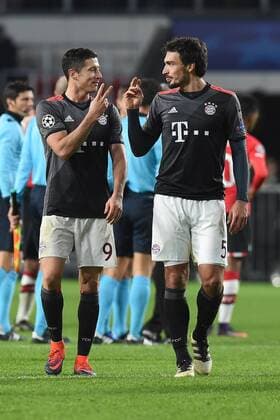 Fußball Champions League Gruppenphase 4. Spieltag PSV Eindhoven - Bayern München am 01.11.2016 im Philips-Stadion in Eindhoven Robert Lewandowski ( München ), links - Mats Hummels ( München ), rechts xRx