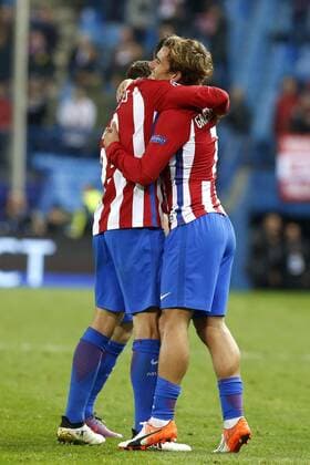 Atletico de Madrid s French striker Antoine Griezmann (R) celebrates his second goal with teammate Fernando Torres during the UEFA Champions League 4th round groups phase match that Atletico de Madrid and Rostov played at Vicente Calderon stadium in Madrid, Spain, 01 November 2016. ATLETICO MADRID VS. ROSTOV !ACHTUNG: NUR REDAKTIONELLE NUTZUNG!  MAD001 20161101-636136382225977058