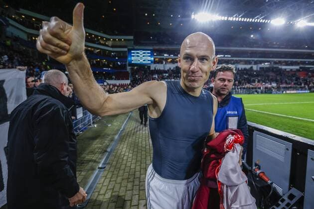 Arjen Robben of Bayern Munich thank the supportersduring the UEFA Champions League group D match between PSV Eindhoven and Bayern Munich on November 1, 2016 at the Philips stadium in Eindhoven, The Netherlands. PSV v Bayern Munich UEFA Champions League 2016 2017 xVIxGerritxvanxKeulenxIVx 6507137