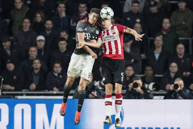 (L-R) Robert Lewandowski of Bayern Munich, Daniel Schwaab of PSVduring the UEFA Champions League group D match between PSV Eindhoven and Bayern Munich on November 1, 2016 at the Philips stadium in Eindhoven, The Netherlands. PSV v Bayern Munich UEFA Champions League 2016 2017 xVIxGerritxvanxKeulenxIVx 6507387