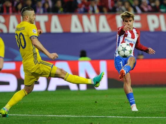 FC Rostov Defender, Fedor Kudryashov, number 30 . Atletico de Madrid Forward, Antonie Griezmann, number 7. Round 4 of the CHAMPIONS league, soccer match between Atletico de Madrid - FC Rostov at the Vicente Calderon estadium, Madrid - Spain by November 1, 2016. FC Sevilla vs Dynamo Kiew - Football Champions League  xGregorioxLopezx x SOCCERxSPAINx