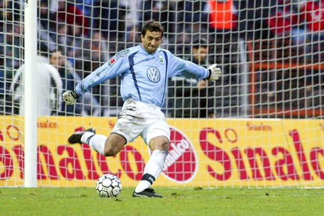 Aus 1. BL Saison 2002 03 Hannover 96 gegen den VfL Wolfsburg 3:1 am 02.11.2002 im Niedersachsenstadion. Im Foto: Am Ball VfL TW Claus Reitmaier