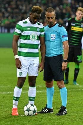 GER, Borussia Mönchengladbach (GER) vs. Celtic Glasgow (SCO) 01.11.2016, Borussia Park , Moenchengladbach , CL, Gruppe C, 4. Spieltag, GER, Borussia Mönchengladbach (GER) vs. Celtic Glasgow (SCO) im Bild: MOUSSA DEMBÉLÉ (Glasgow 10), re bereitet sich vor den 11 Meter zu schießen re de Sousa (Portugal) (Schiedsrichter, referee, Schiri, unpateiischer) Foto © nordphoto Meuter nordphotox xMeuter