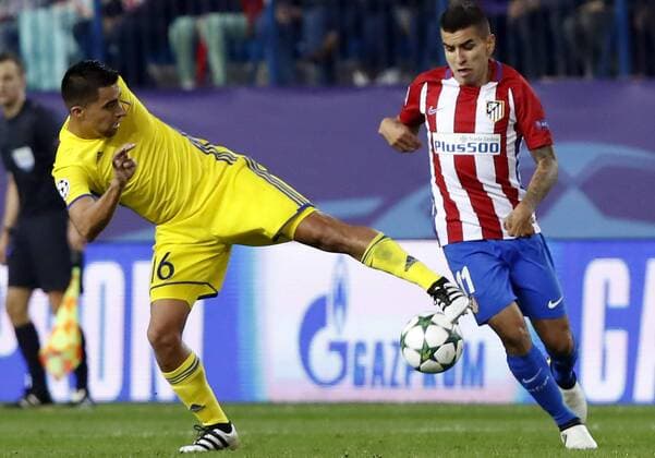 Atletico de Madrid s Argentinian striker Angel Correa (R) fights for the ball with Rostov s Ecuadoran midfielder Christian Noboa during the UEFA Champions League 4th round groups phase match that Atletico de Madrid and Rostov played at Vicente Calderon stadium in Madrid, Spain, 01 November 2016. ATLETICO MADRID VS. ROSTOV !ACHTUNG: NUR REDAKTIONELLE NUTZUNG!  MAD001 20161101-636136387571952530