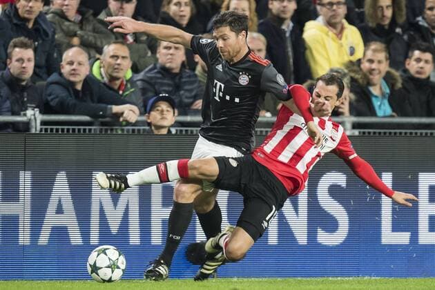 (L-R) Xabi Alonso of Bayern Munich, Andres Guardado of PSVduring the UEFA Champions League group D match between PSV Eindhoven and Bayern Munich on November 1, 2016 at the Philips stadium in Eindhoven, The Netherlands. PSV v Bayern Munich UEFA Champions League 2016 2017 xVIxGerritxvanxKeulenxIVx 6507606