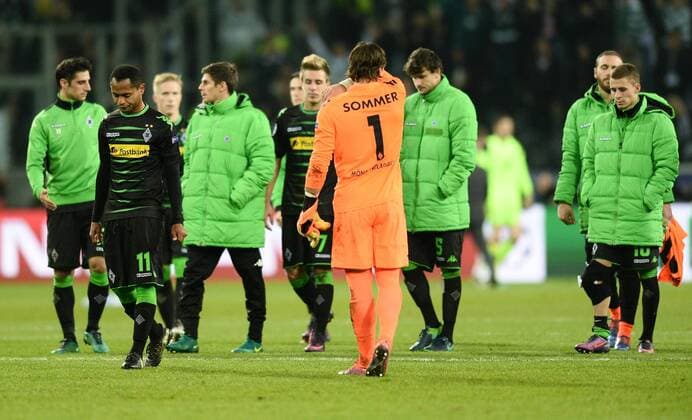 01.11.2016, xmhx, Fussball Champions League, Borussia Moenchengladbach - Celtic Glasgow, emspor, v.l. Raffael (Borussia Moenchengladbach), Lars Stindl (Borussia Moenchengladbach), Patrick Herrmann (Borussia Moenchengladbach), Yann Sommer (Borussia Moenchengladbach), Tobias Strobl (Borussia Moenchengladbach), Thorgan Hazard (Borussia Moenchengladbach), Nico Elvedi (Borussia Moenchengladbach) Trauer, Enttaeuschung Moenchengladbach