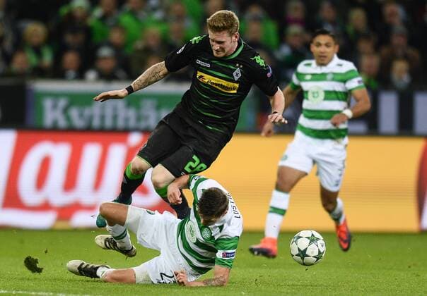 01.11.2016, xmhx, Fussball Champions League, Borussia Moenchengladbach - Celtic Glasgow, emspor, v.l. Andre Hahn (Borussia Moenchengladbach), Mikael Lustig (Celtic Glasgow), Emilio Izaguirre (Celtic Glasgow) Moenchengladbach