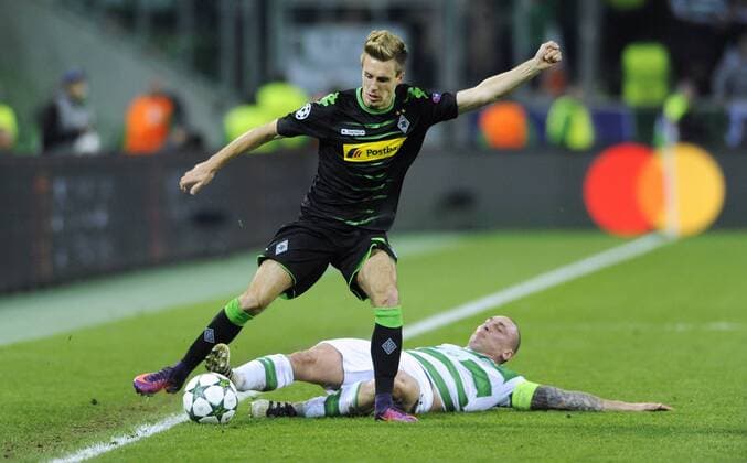 Fussball, UEFA Champions League, Herren, Saison 2016 2017, Gruppe C, 4. Spieltag, Borussia Park Mönchengladbach, Bor. Mönchengladbach (schwarz) - Celtic Glasgow (grün) 1:1; Patrick Herrmann (Gladbach), Scott Brown (Celtic), Aktion.