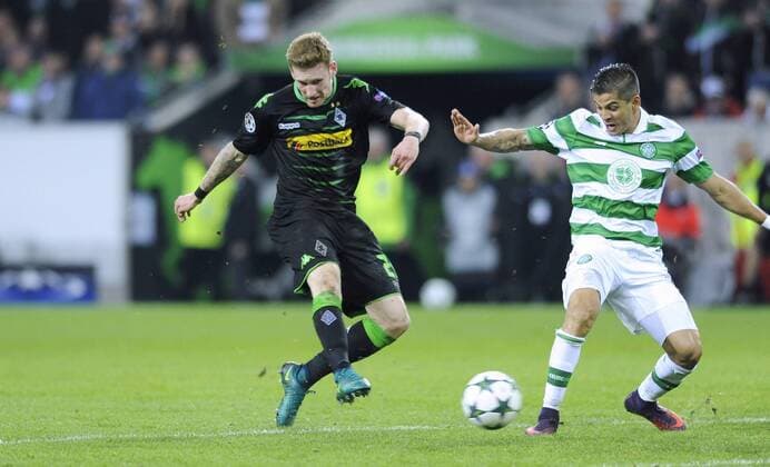 Fussball, UEFA Champions League, Herren, Saison 2016 2017, Gruppe C, 4. Spieltag, Borussia Park Mönchengladbach, Bor. Mönchengladbach (schwarz) - Celtic Glasgow (grün) 1:1; Andre Hahn (Gladbach), Emilio Izaguirre (Celtic), Aktion.