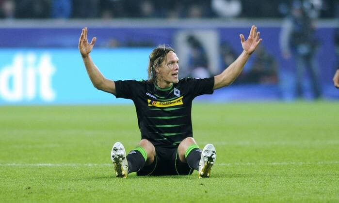 Fussball, UEFA Champions League, Herren, Saison 2016 2017, Gruppe C, 4. Spieltag, Borussia Park Mönchengladbach, Bor. Mönchengladbach (schwarz) - Celtic Glasgow (grün) 1:1; Unzufrieden, Jannik Vestergaard (Gladbach). Enttäuschung, Frust, Aktion, Einzelbild.
